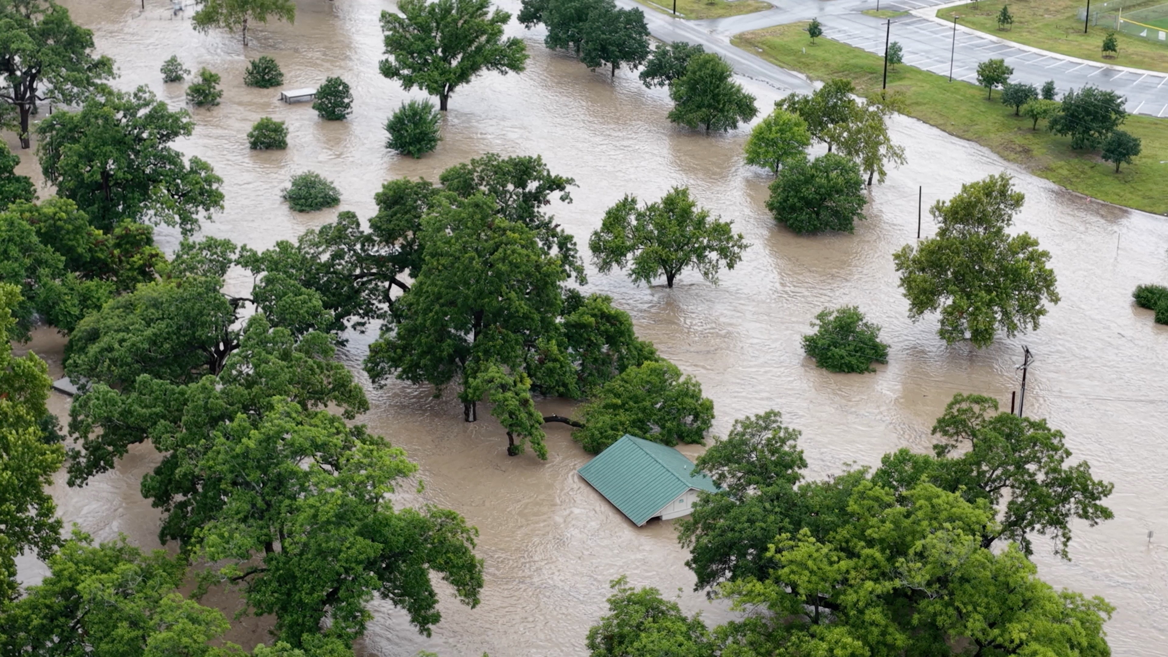 Un dron muestra una zona inundada por la crecida del río San Gabriel, en Georgetown, Texas