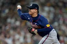 Jesse Chavez regresa por séptima ocasión a los Bravos a sus 41 años