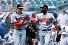 Jonrón de dos carreras de Holliday da victoria a Bravos 2-1 sobre Orioles