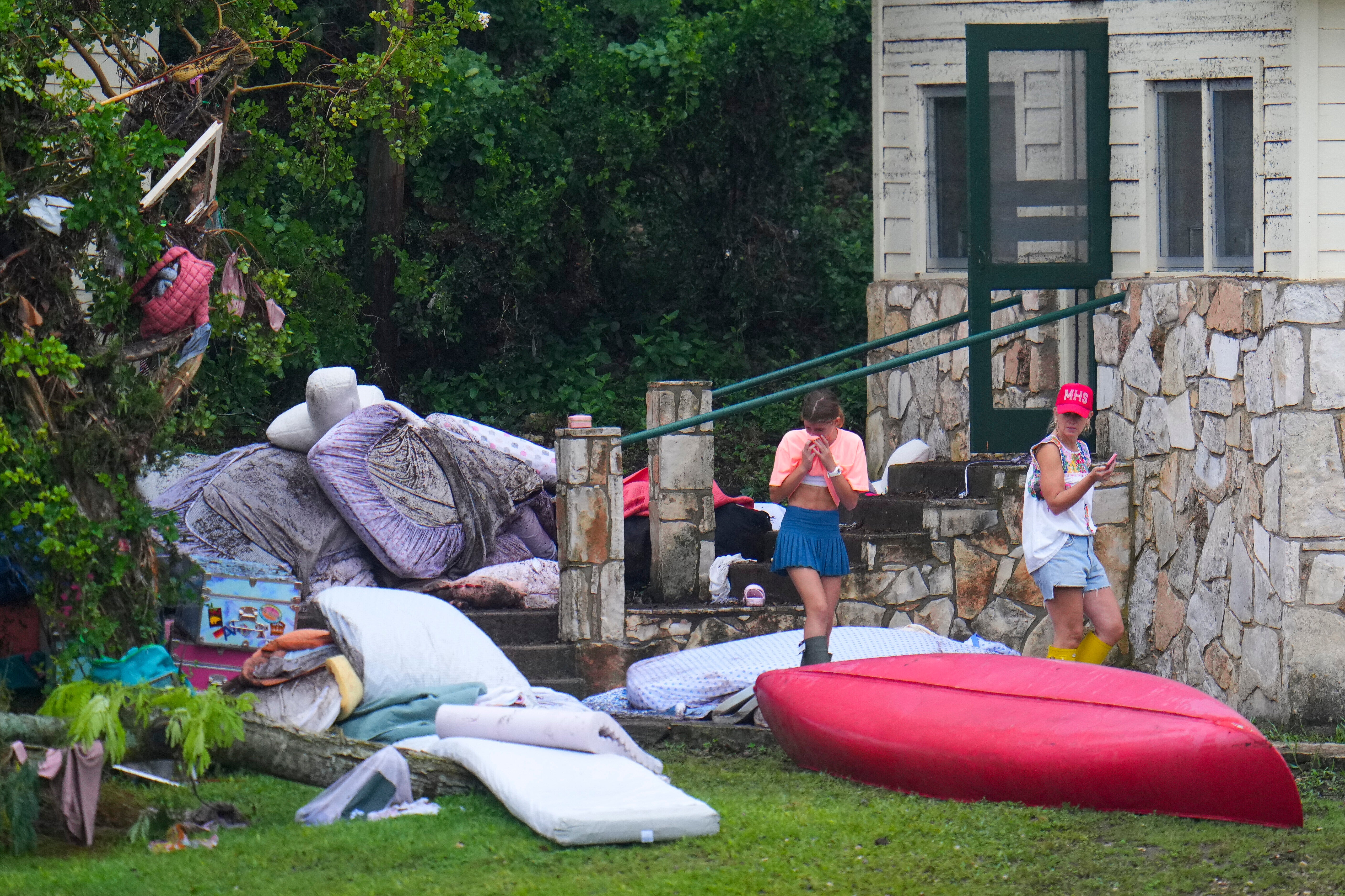 Horror en Texas: 27 muertos en un campamento por una inundación repentina