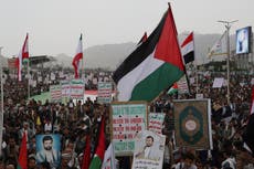 Israel lanza ataques aéreos contra rebeldes hutíes en Yemen, y los hutíes disparan misil a Israel