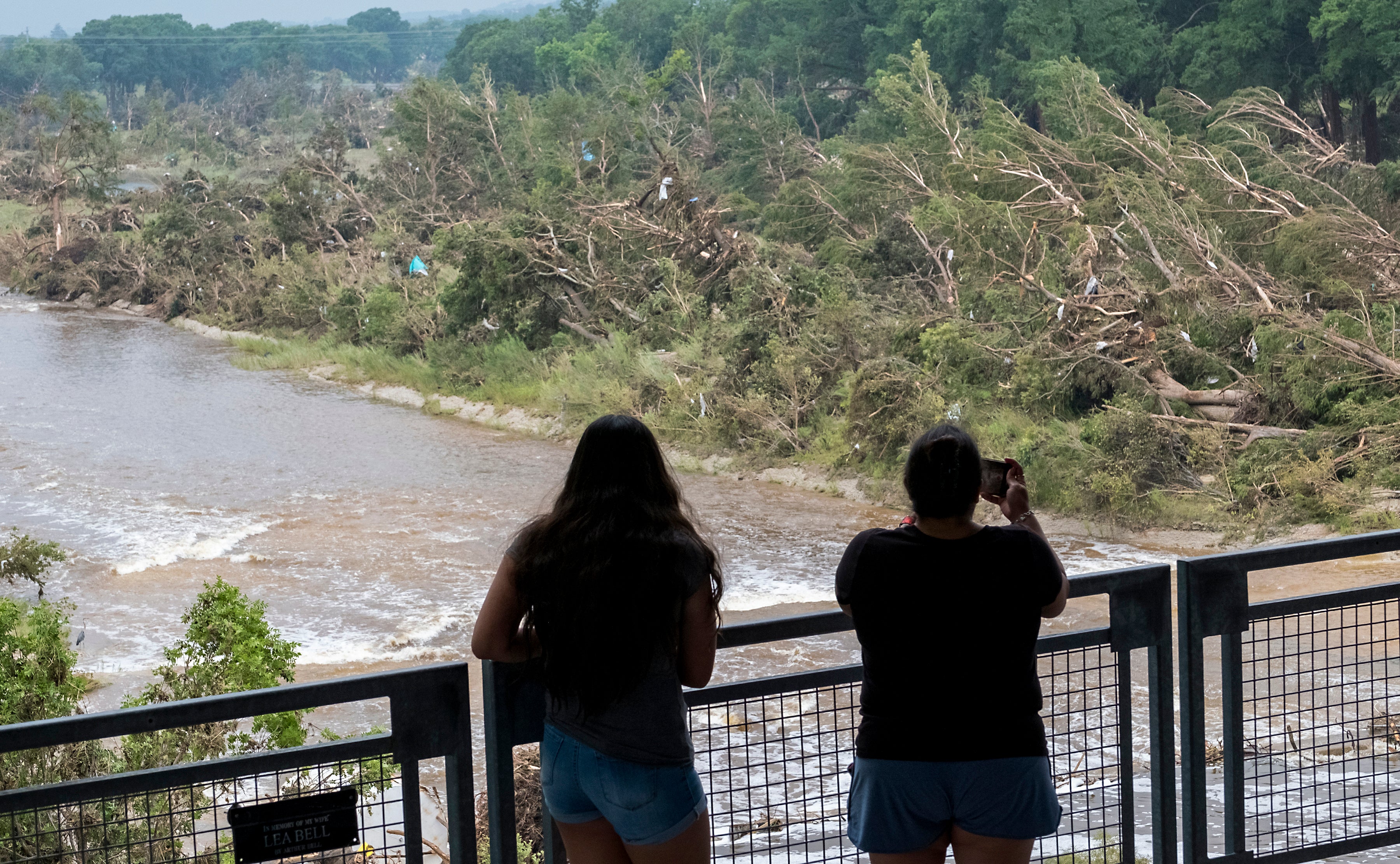 Riesgo de más inundaciones en Texas mientras buscan a desaparecidos y la cifra de muertos pasa de 80