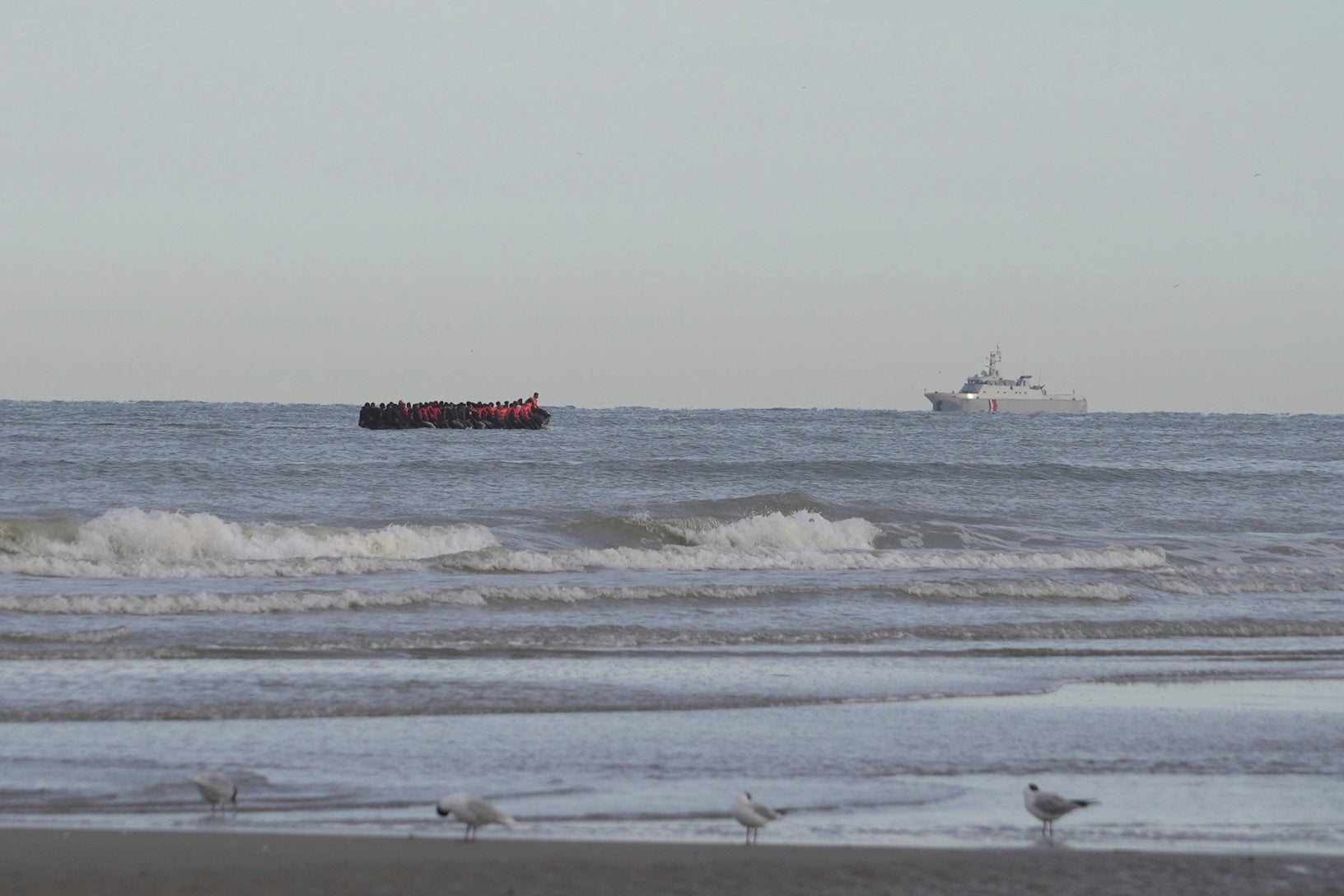 Migrantes siguen decididos a viajar a Reino Unido mientras la policía francesa destruye sus lanchas