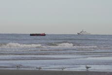 Migrantes siguen decididos a viajar a Reino Unido mientras la policía francesa destruye sus lanchas