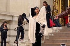 Semana de alta costura en París comienza con Cardi B sosteniendo un cuervo en Schiaparelli