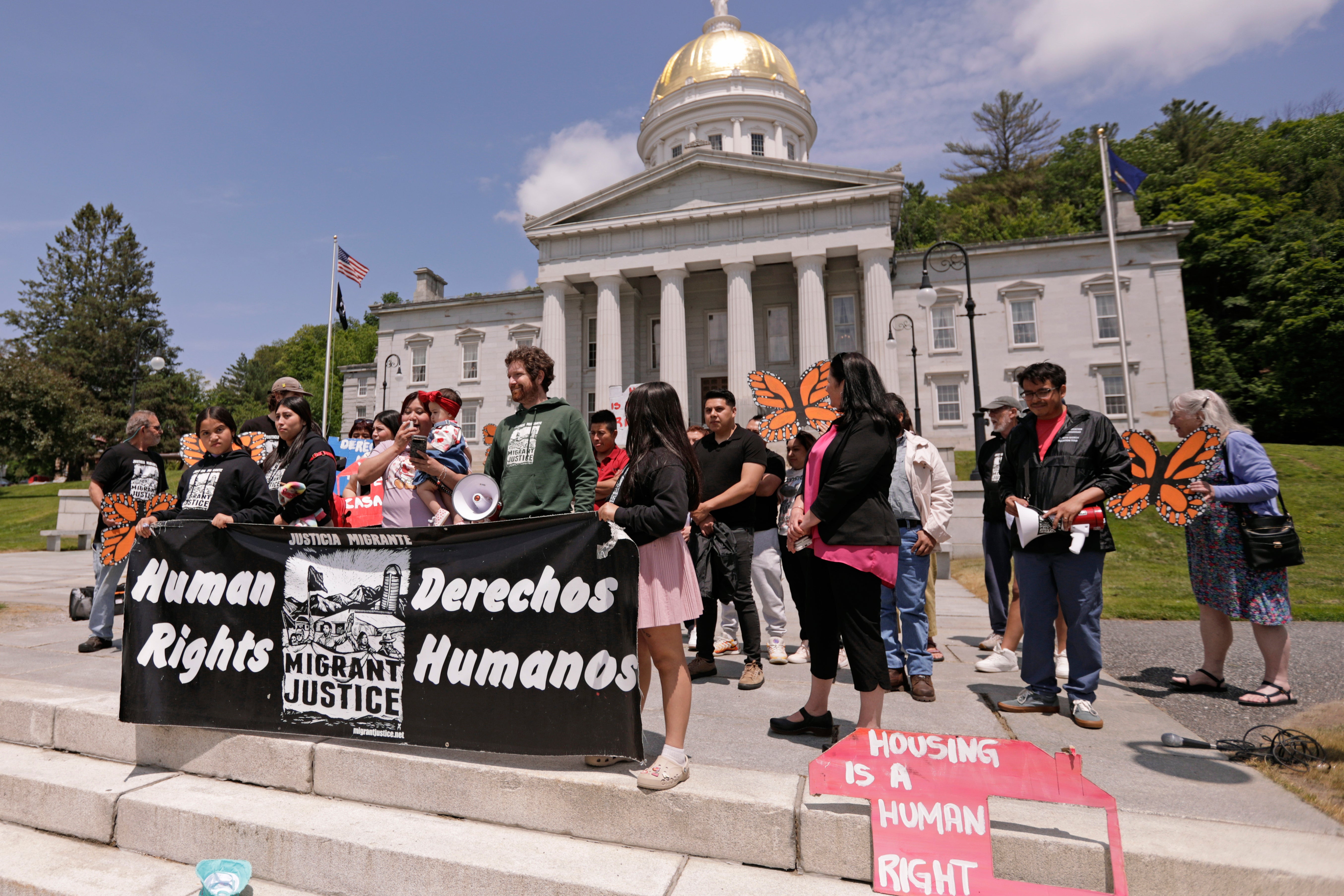 Miembros de Migrant Justice, grupo comunitario que defiende los derechos de los trabajadores agrícolas migrantes, celebran una concentración en Vermont, EE. UU.