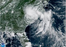 Decenas abandonan sus hogares en Carolina del Norte por inundaciones por remanentes de Chantal