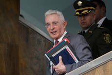 Expresidente colombiano Álvaro Uribe se defiende en recta final de juicio por soborno a testigos