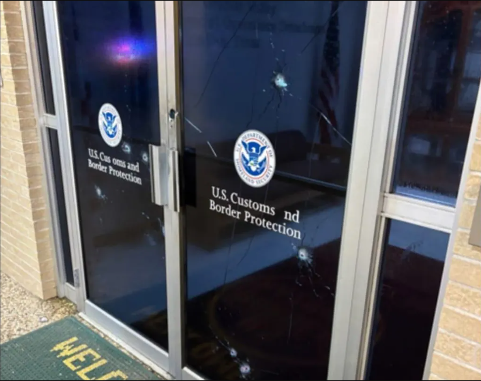 Una puerta de una oficina de Aduanas y Protección Fronteriza de EE. UU. en McAllen, Texas, tras ser alcanzada por los disparos de Ryan Louis Mosqueda, de 27 años, el lunes 7 de julio. Ningún agente fronterizo resultó herido en el ataque, pero un agente de policía de McAllen recibió un disparo y fue atendido posteriormente en un hospital, donde se encuentra en estado estable. Mosqueda murió cuando la policía devolvió el fuego