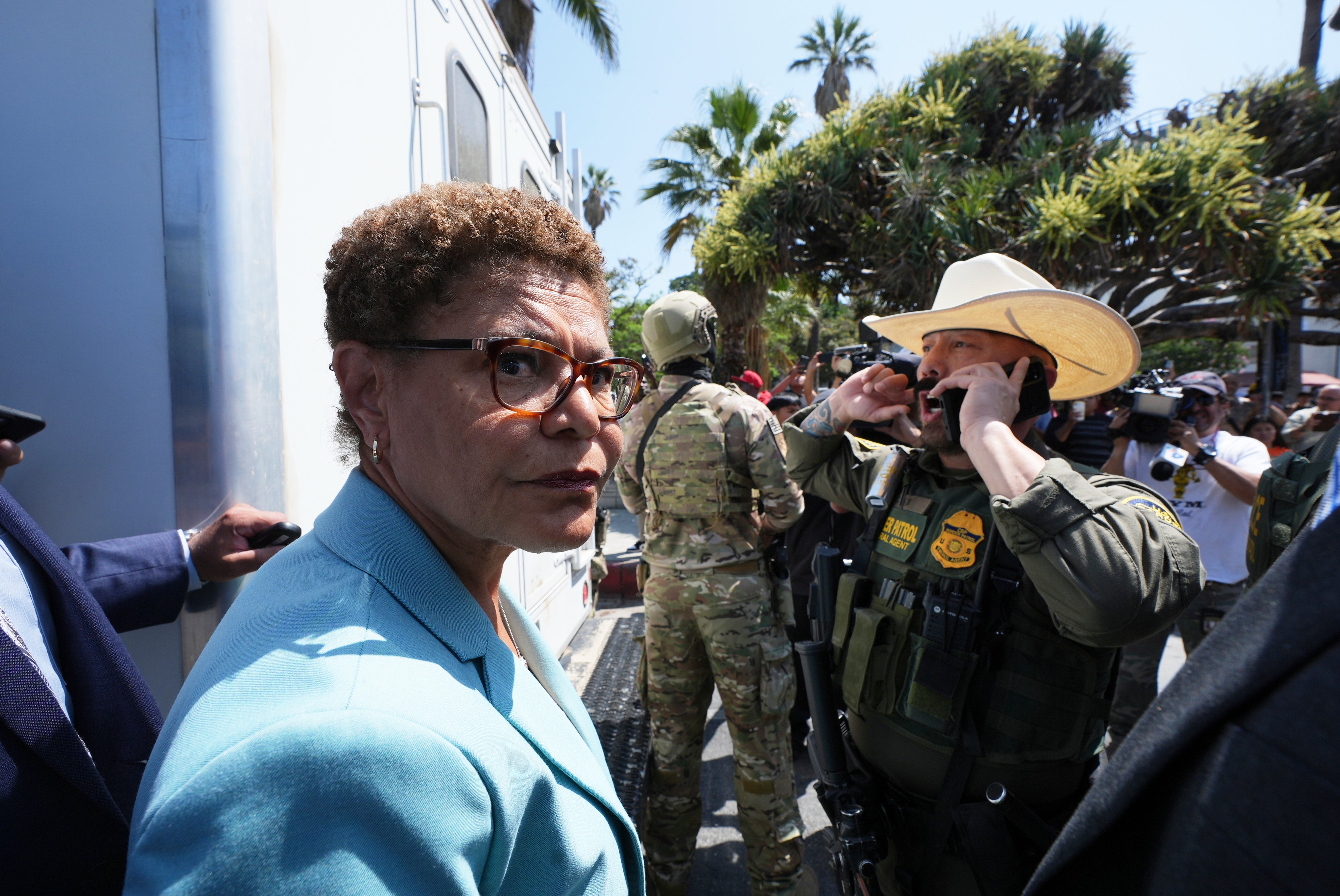 La alcaldesa de Los Ángeles, Karen Bass, calificó el allanamiento en el parque de “absolutamente indignante”