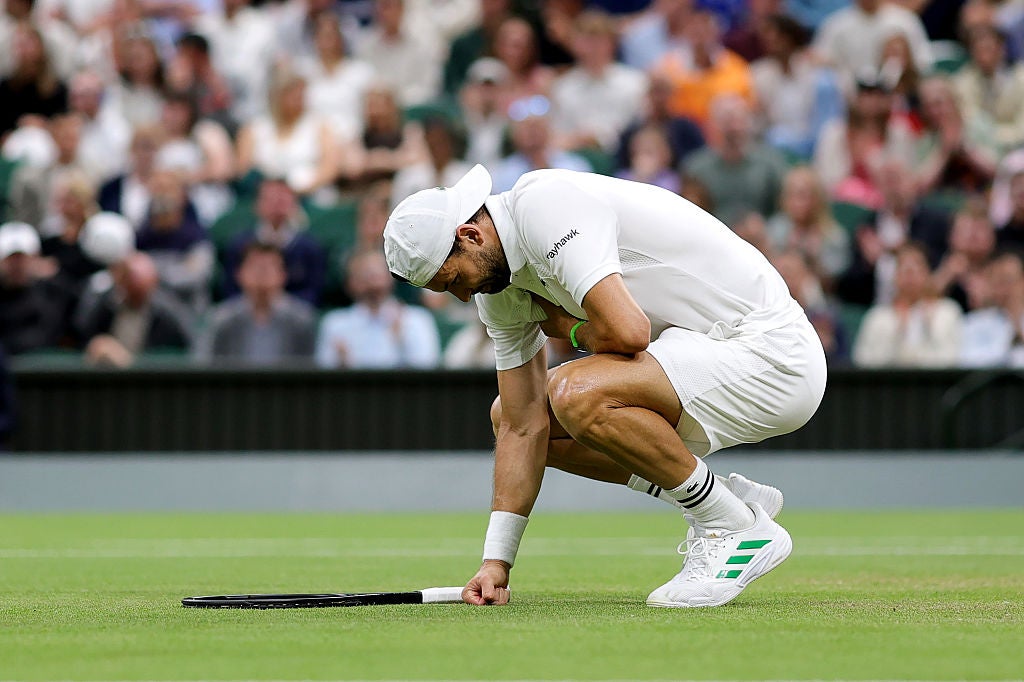 Grigor Dimitrov cae al césped dolorido en el tercer set