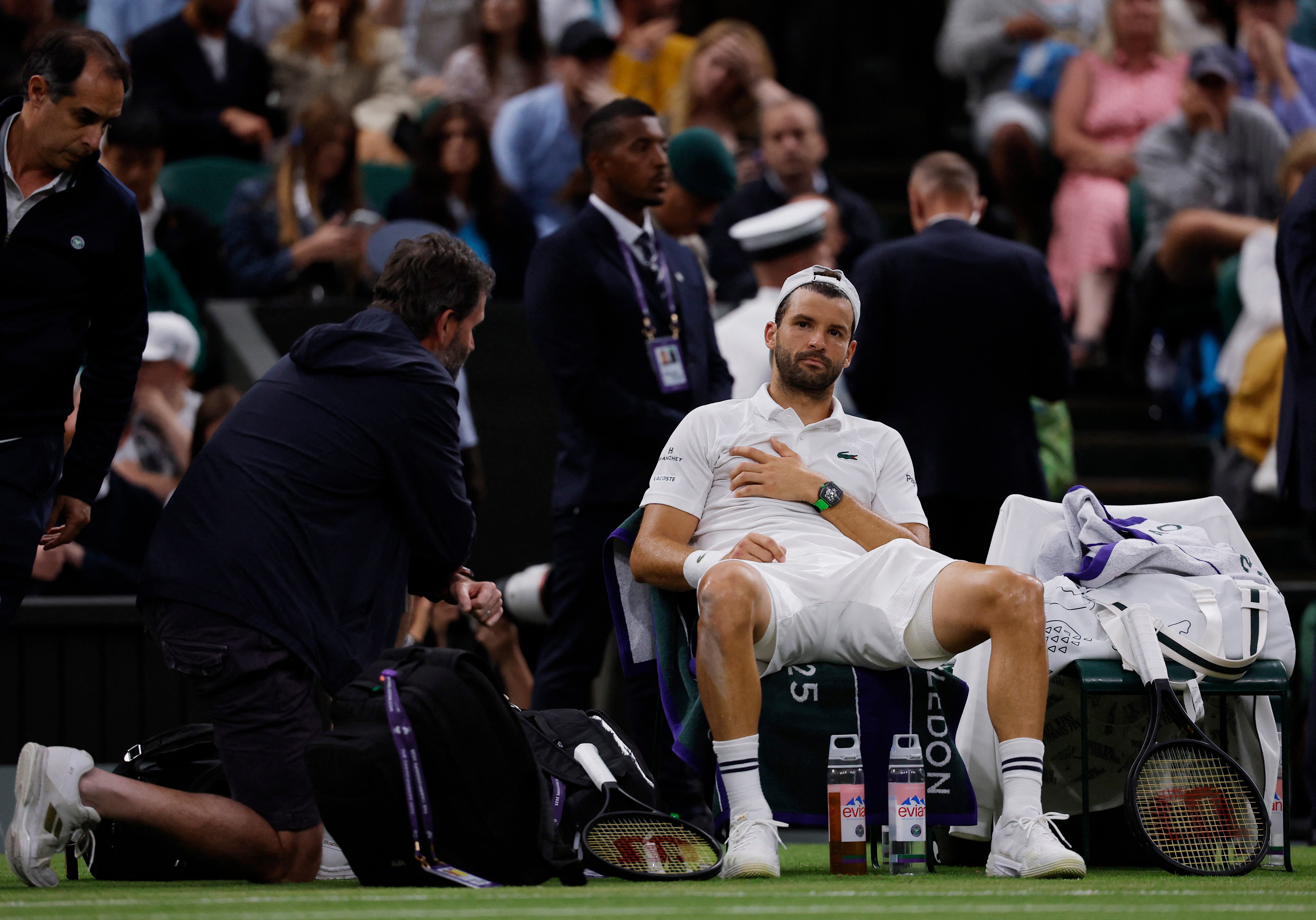 Los fisioterapeutas examinan a Dimitrov, que rompe a llorar