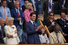 Roger Federer se sienta en el palco real de Wimbledon para ver ganar a su rival Novak Djokovic
