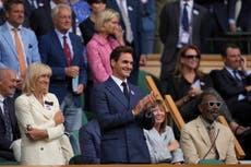 Roger Federer se sienta en el palco real de Wimbledon para ver ganar a su rival Novak Djokovic