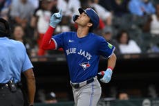 Loperfido pega jonrón y Azulejos vencen 8-4 a Medias Blancas para su novena victoria seguida