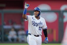 Witt Jr. y Pérez pegan jonrones para respaldar a Cameron en victoria de Reales 9-3 sobre Piratas