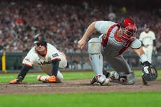 Gigantes anotan dos en la octava entrada y vencen 3-1 a los Filis