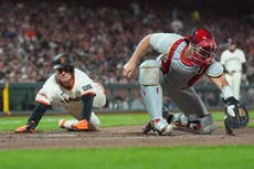 Gigantes anotan dos en la octava entrada y vencen 3-1 a los Filis