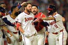 Schanuel recibe base por bolas con la casa llena en la 9ª y los Angelinos vencen 6-5 a los Rangers