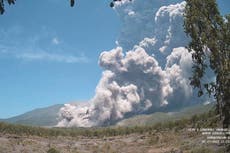 La ceniza volcánica cubre aldeas cerca de un volcán en erupción en Indonesia