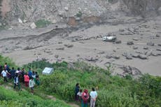 Inundaciones monzónicas arrastran a 18 personas y el principal puente que une Nepal con China