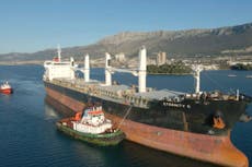 Rebeldes hutíes de Yemen atacan un barco en el mar Rojo tras afirmar que hundieron otro