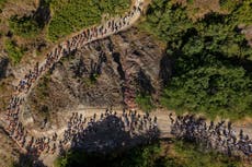 Miles marchan en Bosnia por el 30.º aniversario de la masacre de Srebrenica