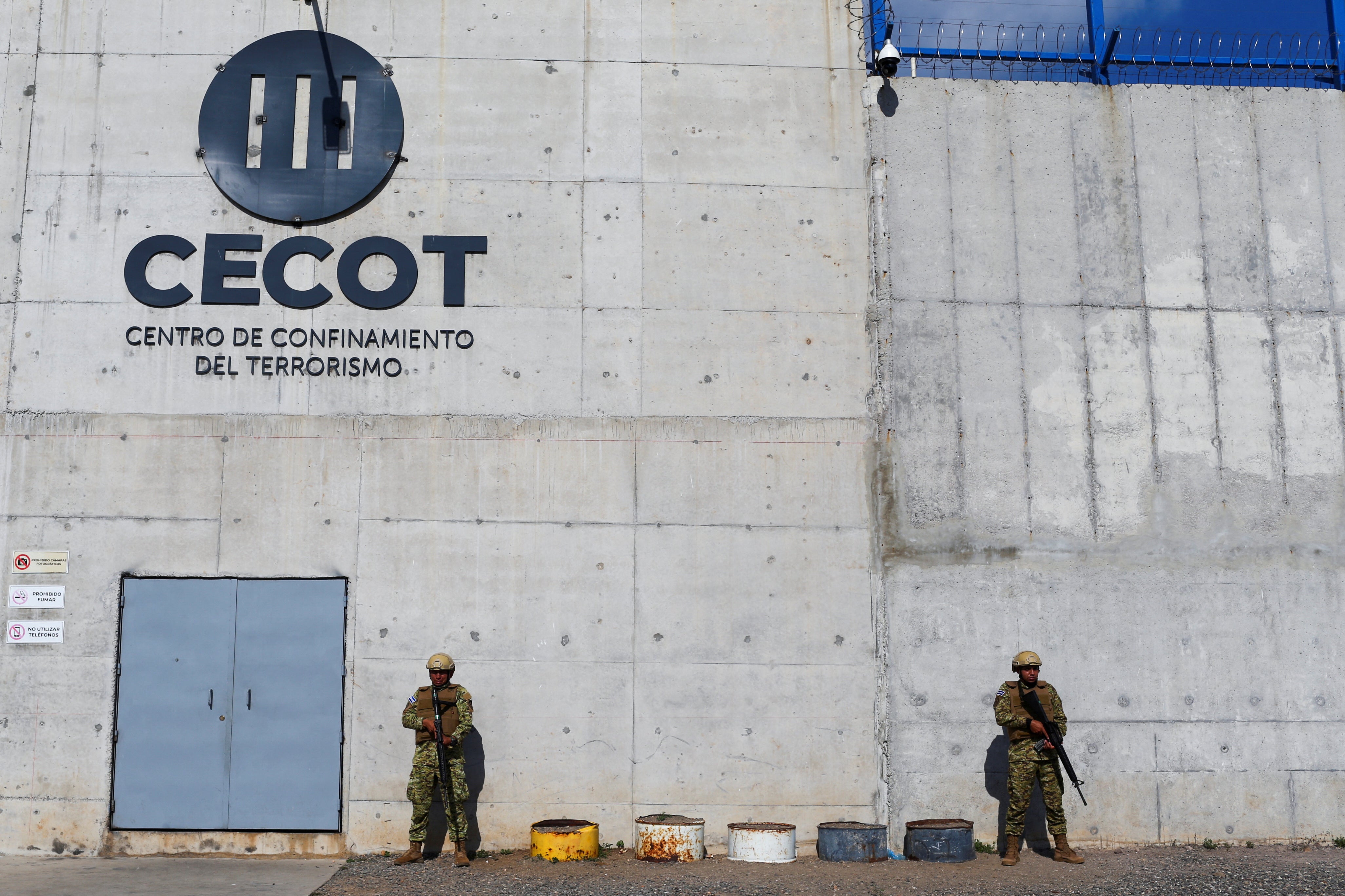 El Centro de Confinamiento del Terrorismo (CECOT) de El Salvador alberga a decenas de presuntos integrantes de las pandillas Tren de Aragua y MS-13