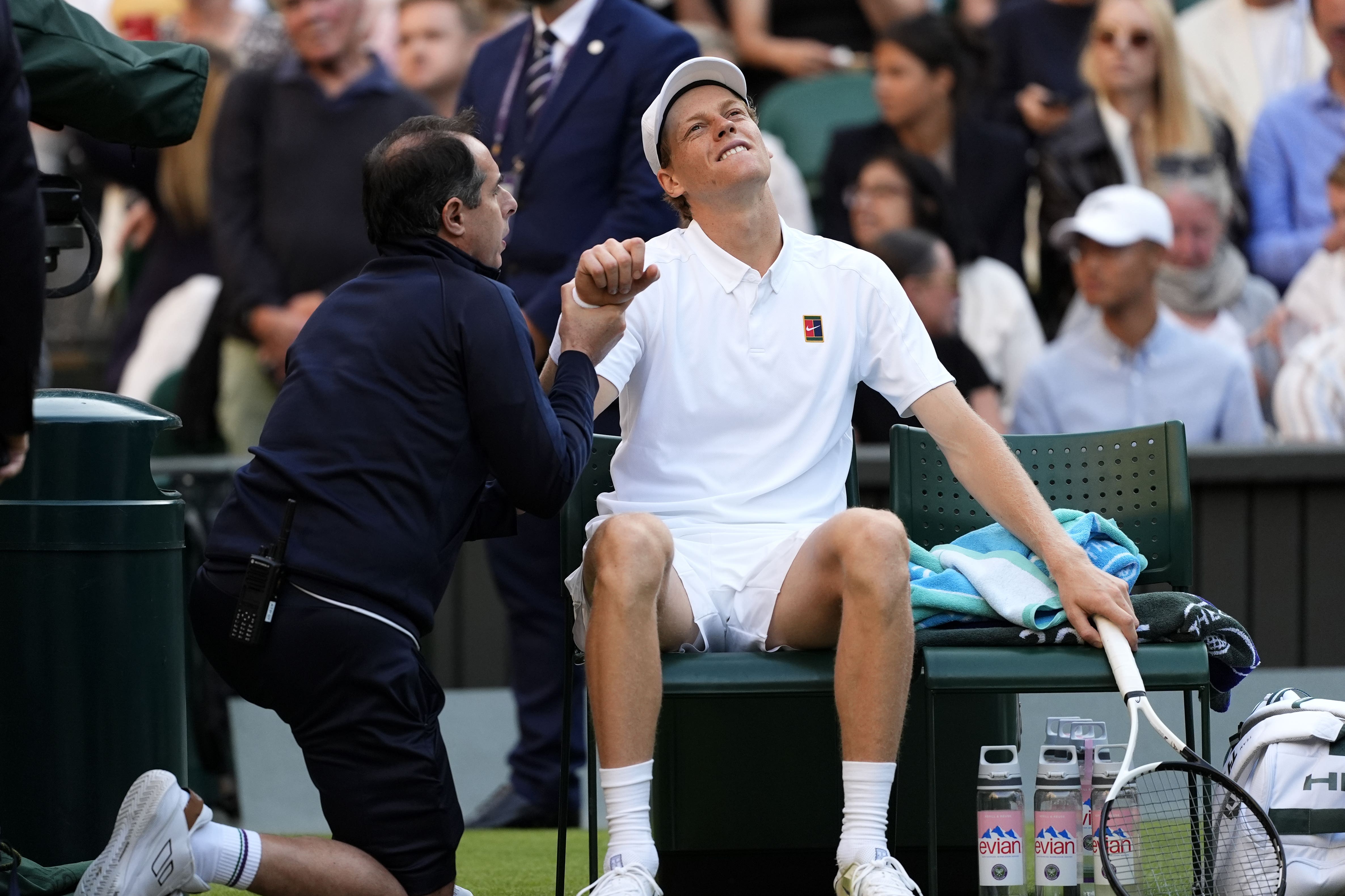 Jannik Sinner mostró signos de una posible lesión en el codo durante su partido frente a Grigor Dimitrov