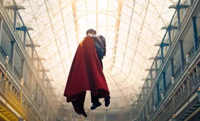 <p>Superman y Lois Lane se besan en el aire en el centro comercial The Cleveland Arcade</p>