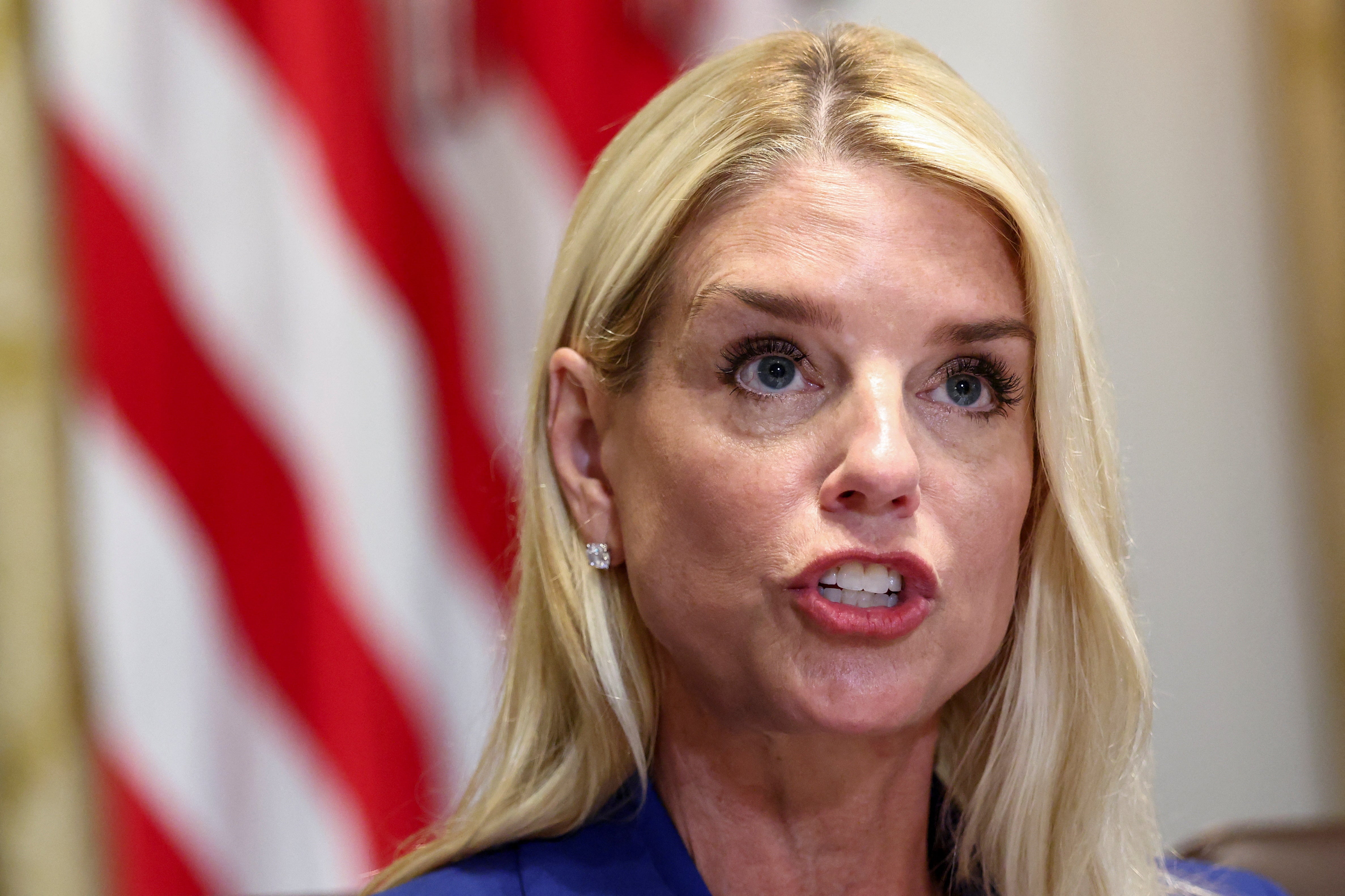 La fiscal general Pam Bondi aclaró que no tenía una copia de la “lista de clientes” de Epstein a pesar de haberlo insinuado en una entrevista a principios de año