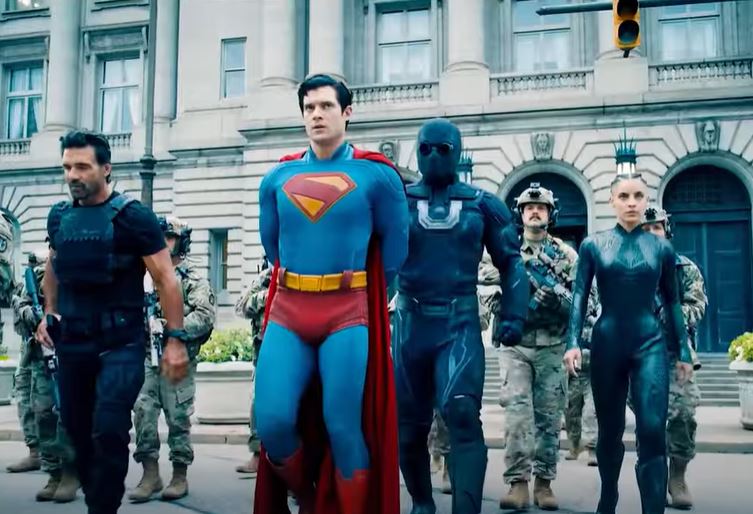 Frank Grillo (izquierda) junto a David Corenswet (centro) en ‘Superman’