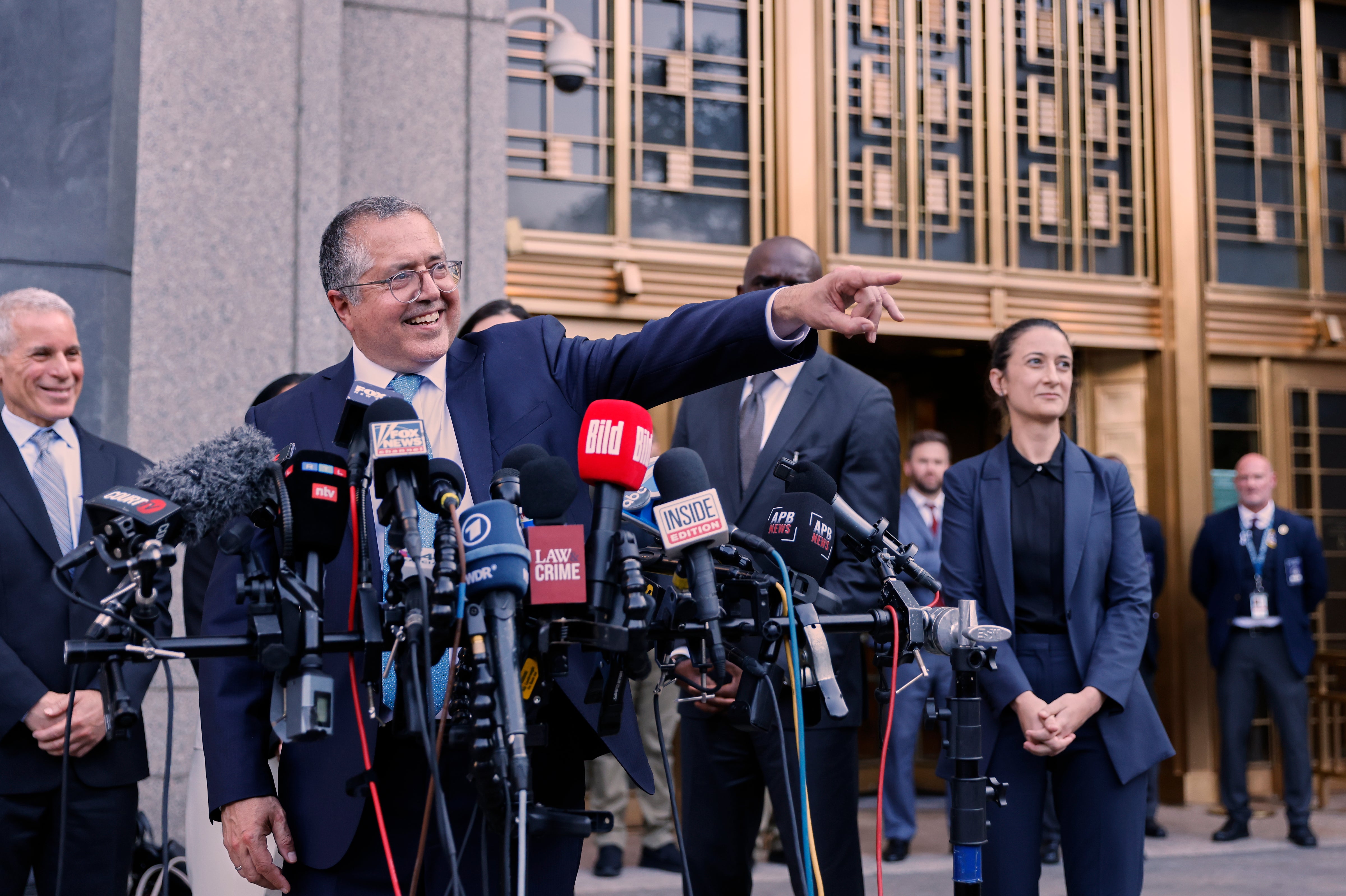Los abogados defensores de Diddy alegaron que no es un peligro para la comunidad y que debería ser puesto en libertad. Asimismo, señalaron que la mayoría de sus episodios de violencia datan de hace más de una década, cuando era adicto a las drogas.