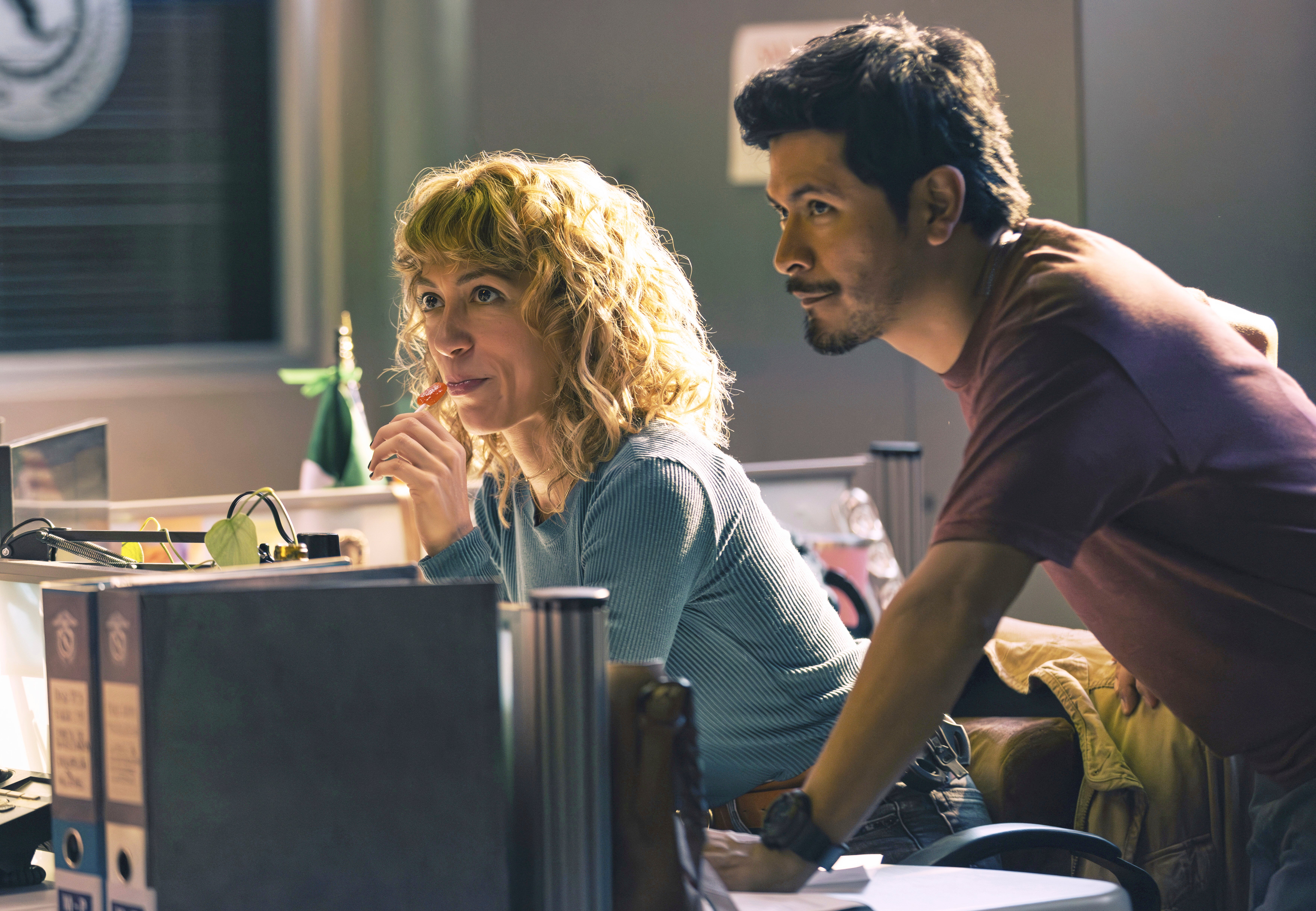 Mayra Hermosillo, izquierda, y Harold Torres, en una escena de ‘Gringo Hunters’