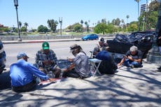 Residentes siguen conmocionados tras operativo de migración en el parque MacArthur de Los Ángeles