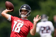 Cousins afirma en 'Quarterback' de Netflix que jugó lesionado para mantener su puesto