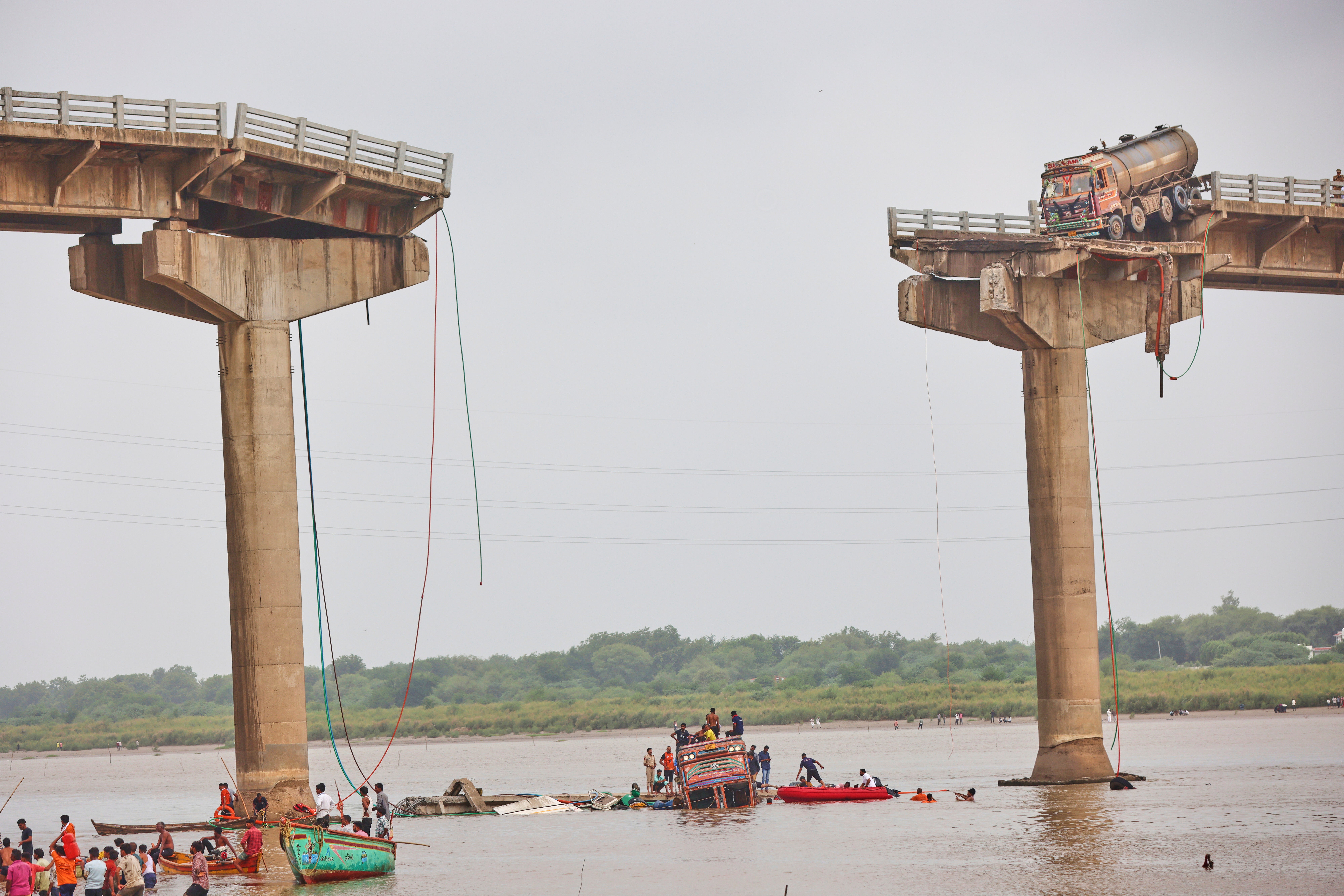 INDIA-PUENTE DERRUIDO