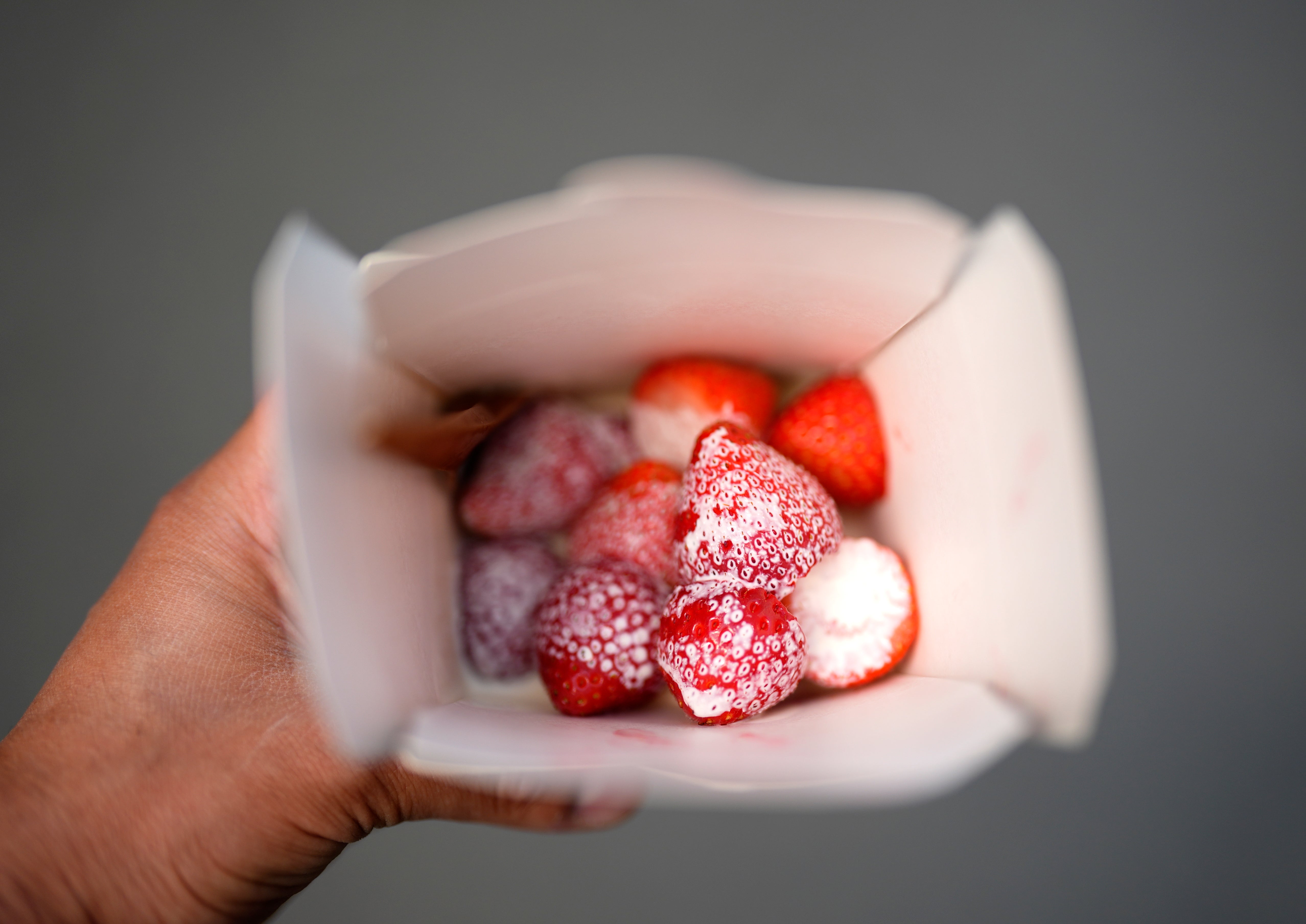 <p>Porción de fresas con crema en el torneo de Wimbledon 2025</p>