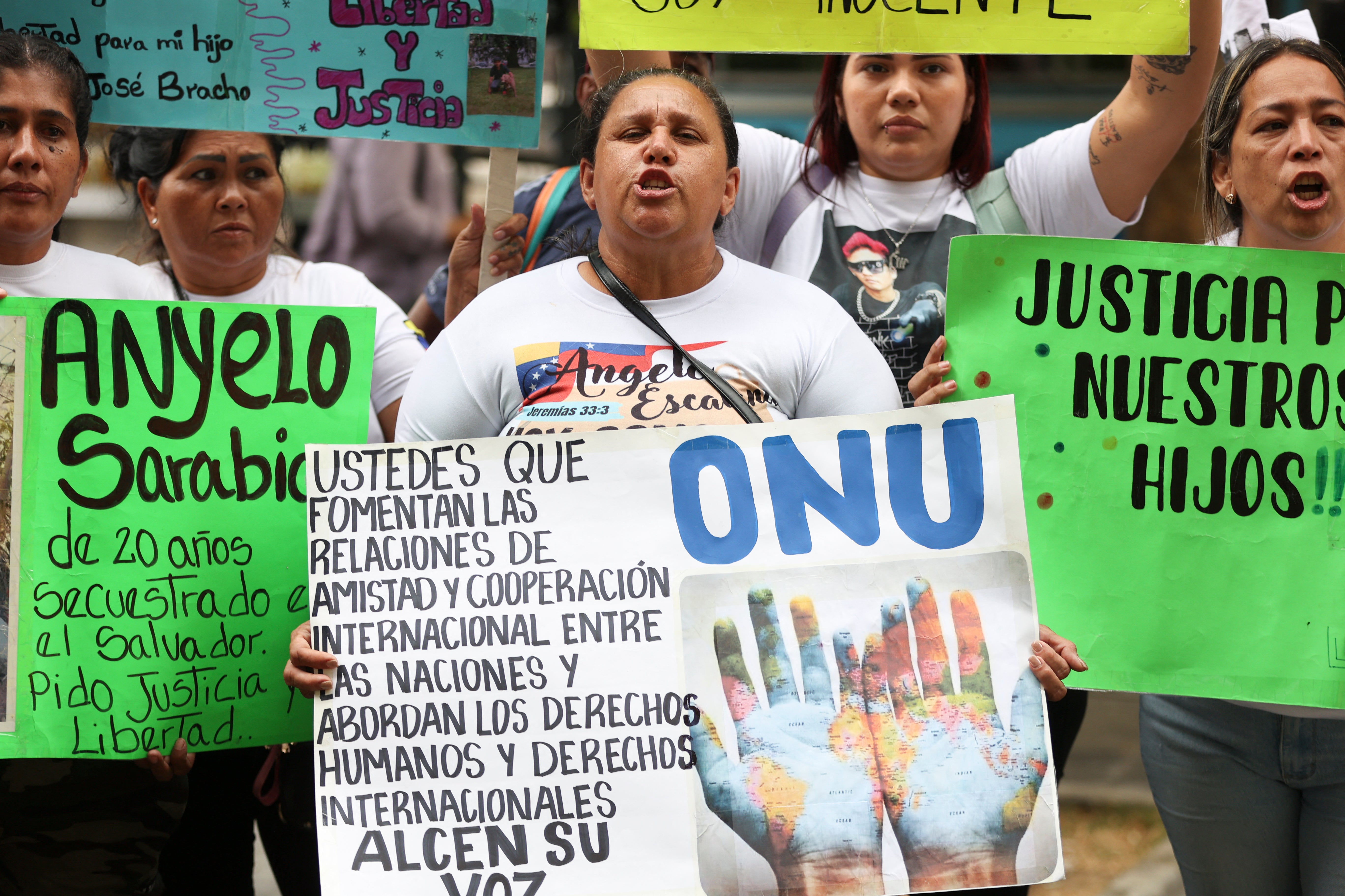 Funcionarios del gobierno de Trump habrían mantenido negociaciones paralelas para un intercambio de prisioneros con Venezuela, donde hay varios estadounidenses detenidos. Los venezolanos, por su parte, exigen la liberación de los deportados estadounidenses que fueron enviados a una brutal cárcel de El Salvador.
