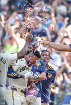Chourio impulsa carrera del triunfo en la 10ma; Cerveceros barren a Dodgers por primera vez en casa