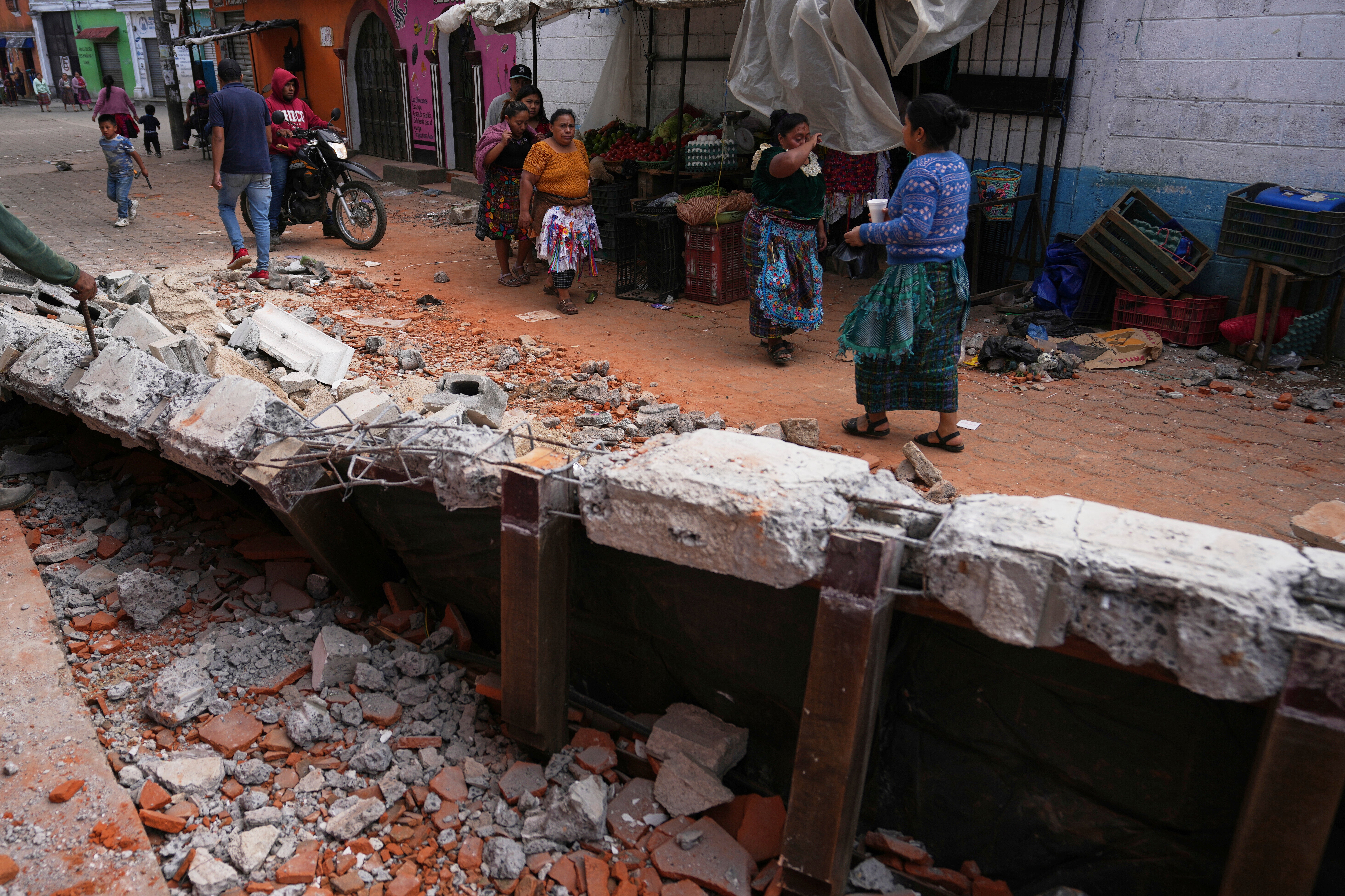 AP Fotos: Guatemala un día después de que decenas de sismos sacudieron al país