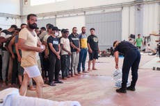 Trasladan a cientos de migrantes de Creta a Grecia continental ante repunte de llegadas desde Libia