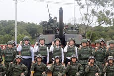 El presidente de Taiwán observa maniobras con tanques nuevos fabricados en EEUU
