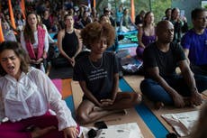 Cantante de música hindú inaugura proyecto para difundir el yoga en las favelas de Brasil