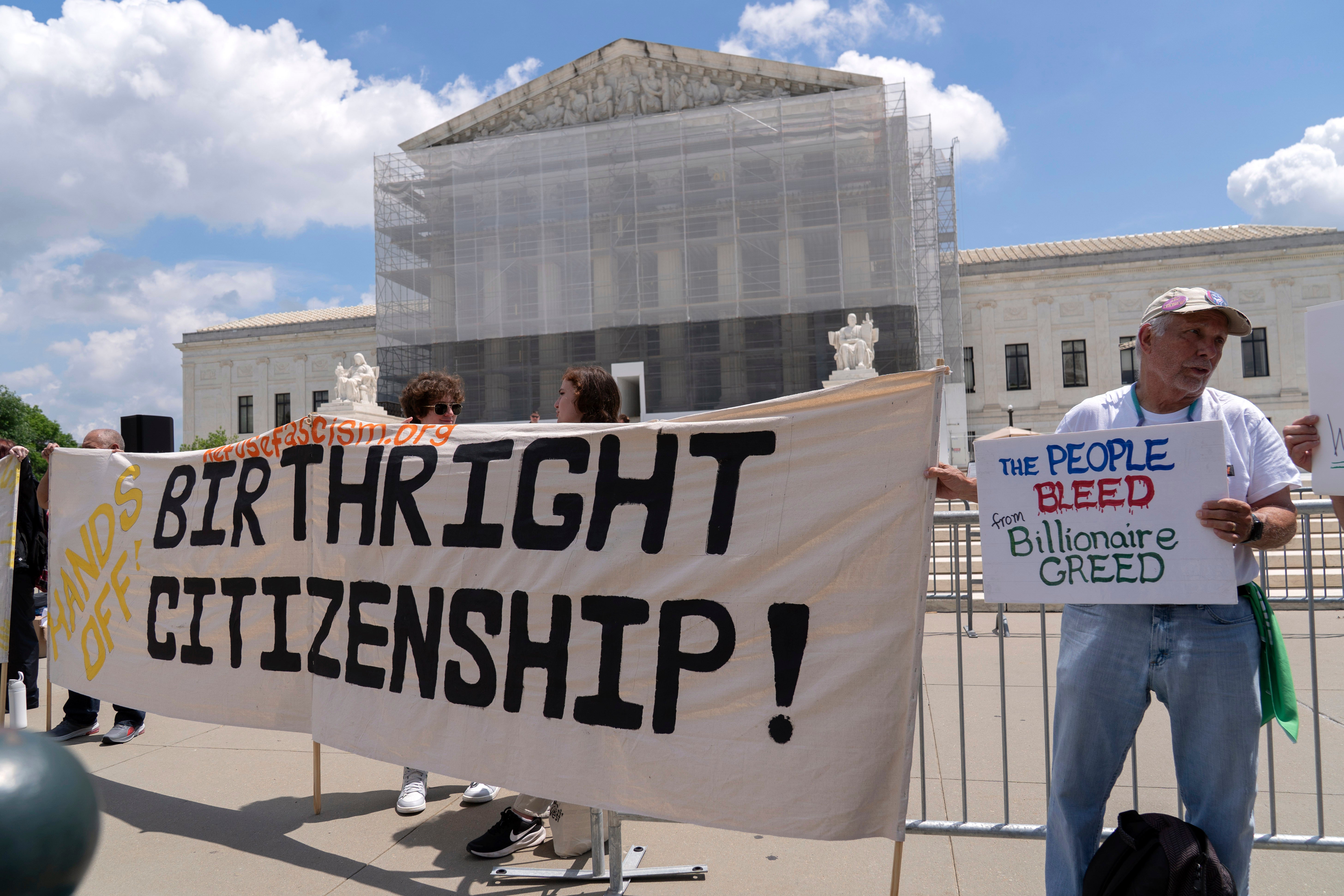 La Corte Suprema alegó que los jueces federales se excedieron al emitir medidas cautelares a nivel nacional contra la orden ejecutiva de Trump sobre la ciudadanía por derecho de nacimiento, pero abrió la puerta a que los jueces se hagan cargo de demandas colectivas que podrían servir efectivamente para el mismo propósito