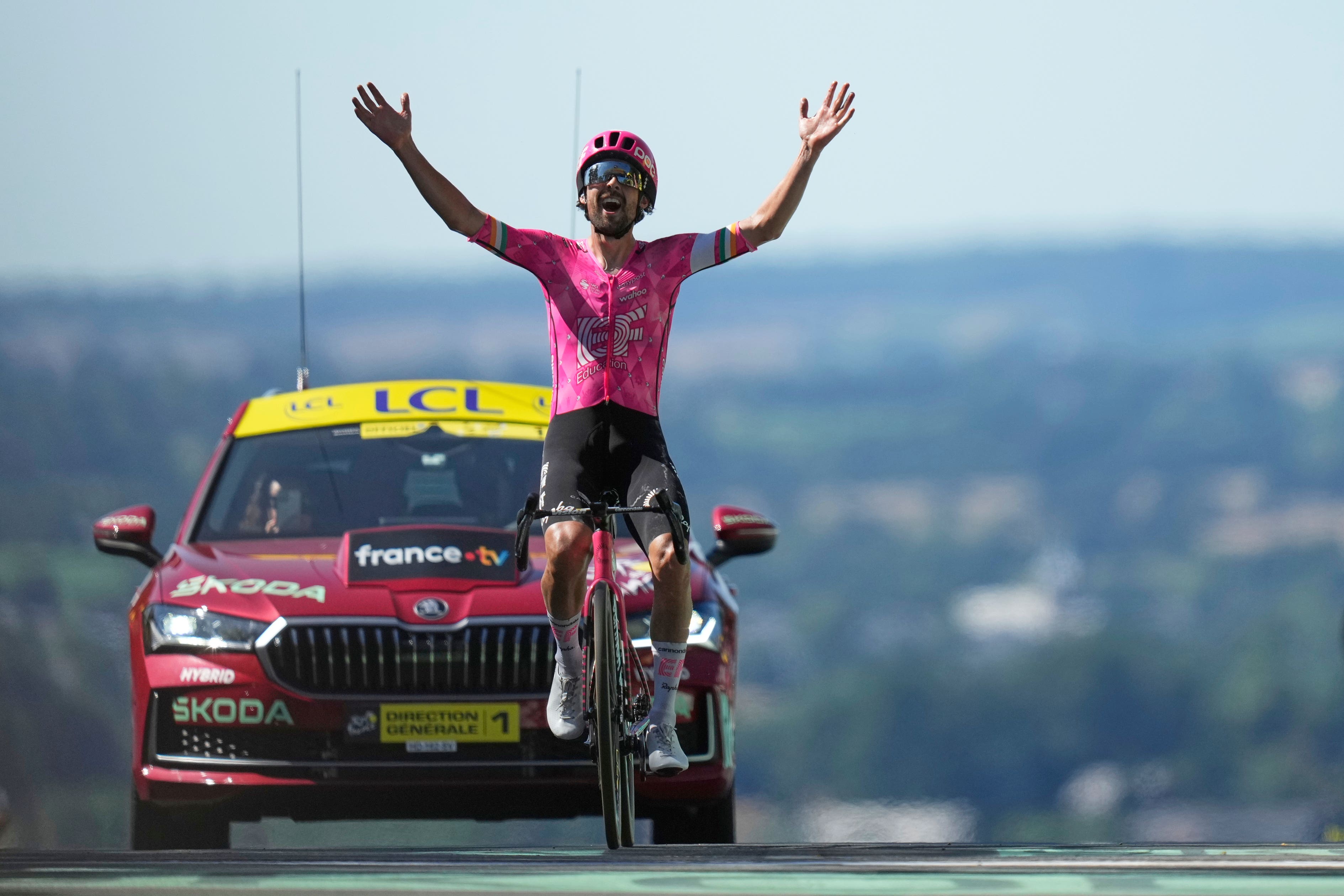 Ben Healy celebra la victoria en la sexta etapa del Tour de Francia