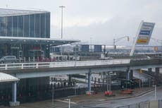 Mujer condenada por viajar de polizona a París enfrenta extradición a Connecticut