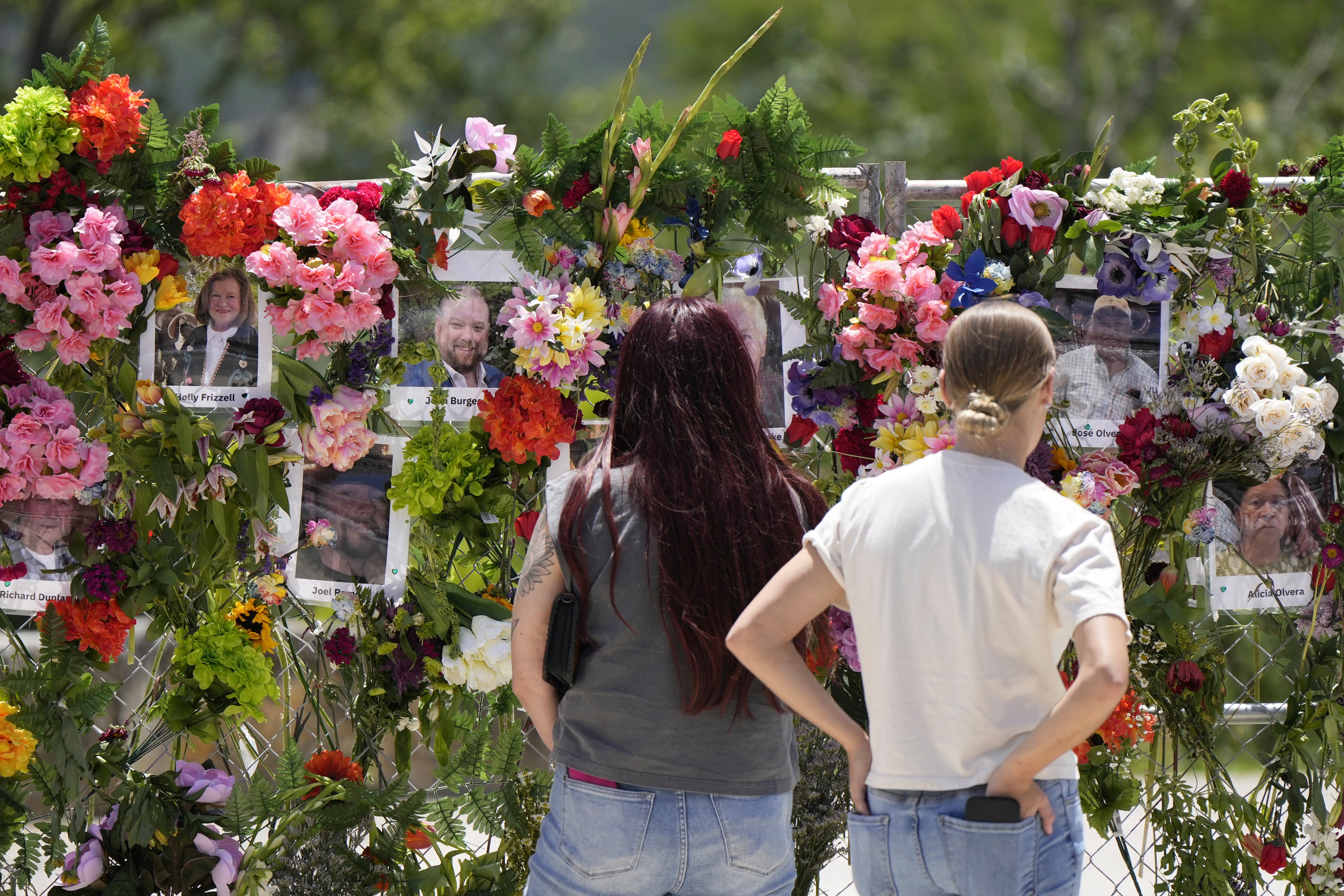 En Kerrville, mientras tanto, varios ciudadanos se reunieron ante un muro conmemorativo para observar las fotos de las víctimas. En el centro de Texas, aún se reportan 173 personas desaparecidas