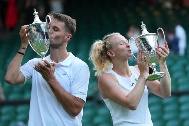 <p>Sem Verbeek y Katerina Siniakova tras ganar el título de dobles mixtos</p>