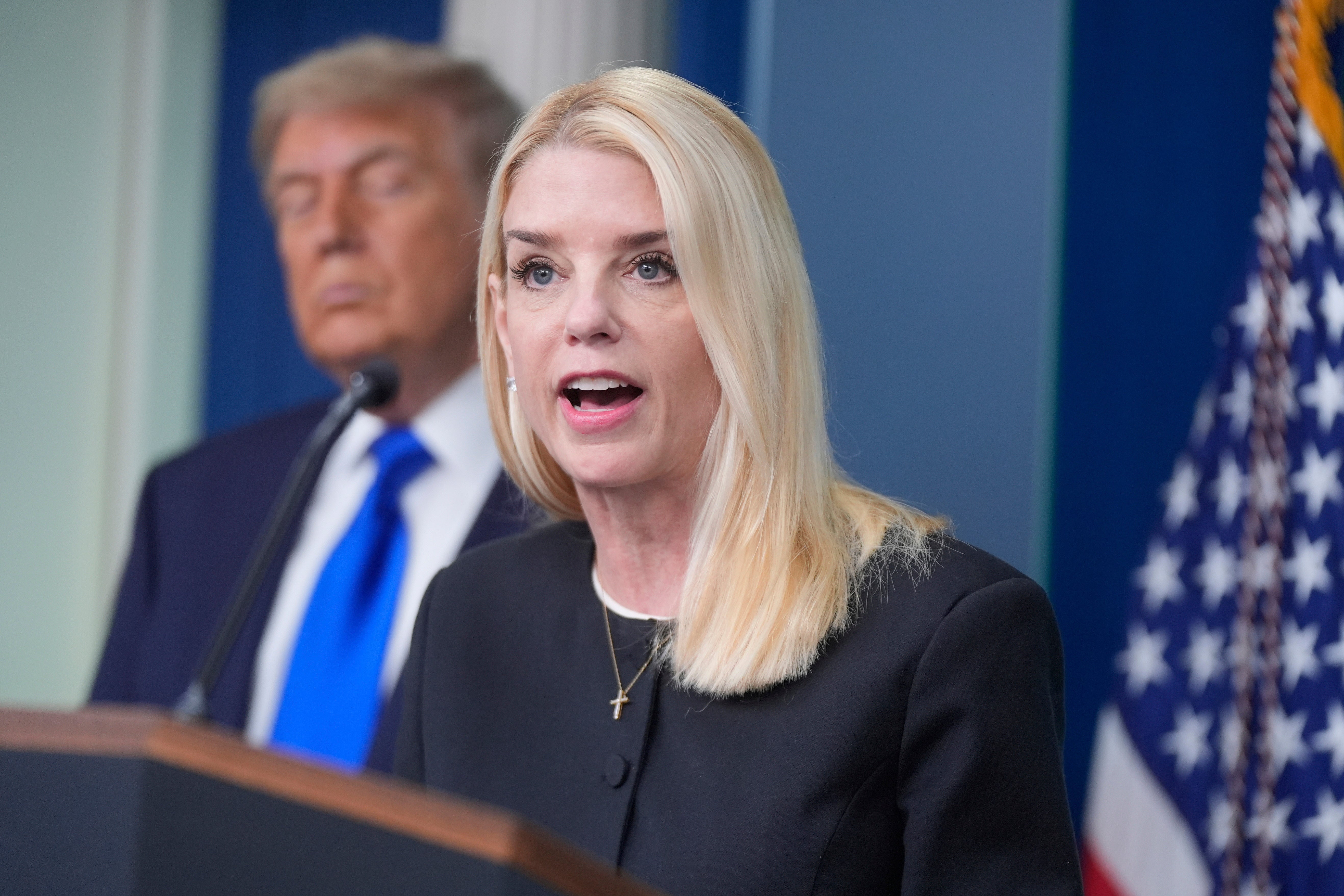 Bondi se ha enfrentado a una creciente marea de críticas de la base MAGA de Trump tras el memorándum del Departamento de Justicia y el FBI de la semana pasada